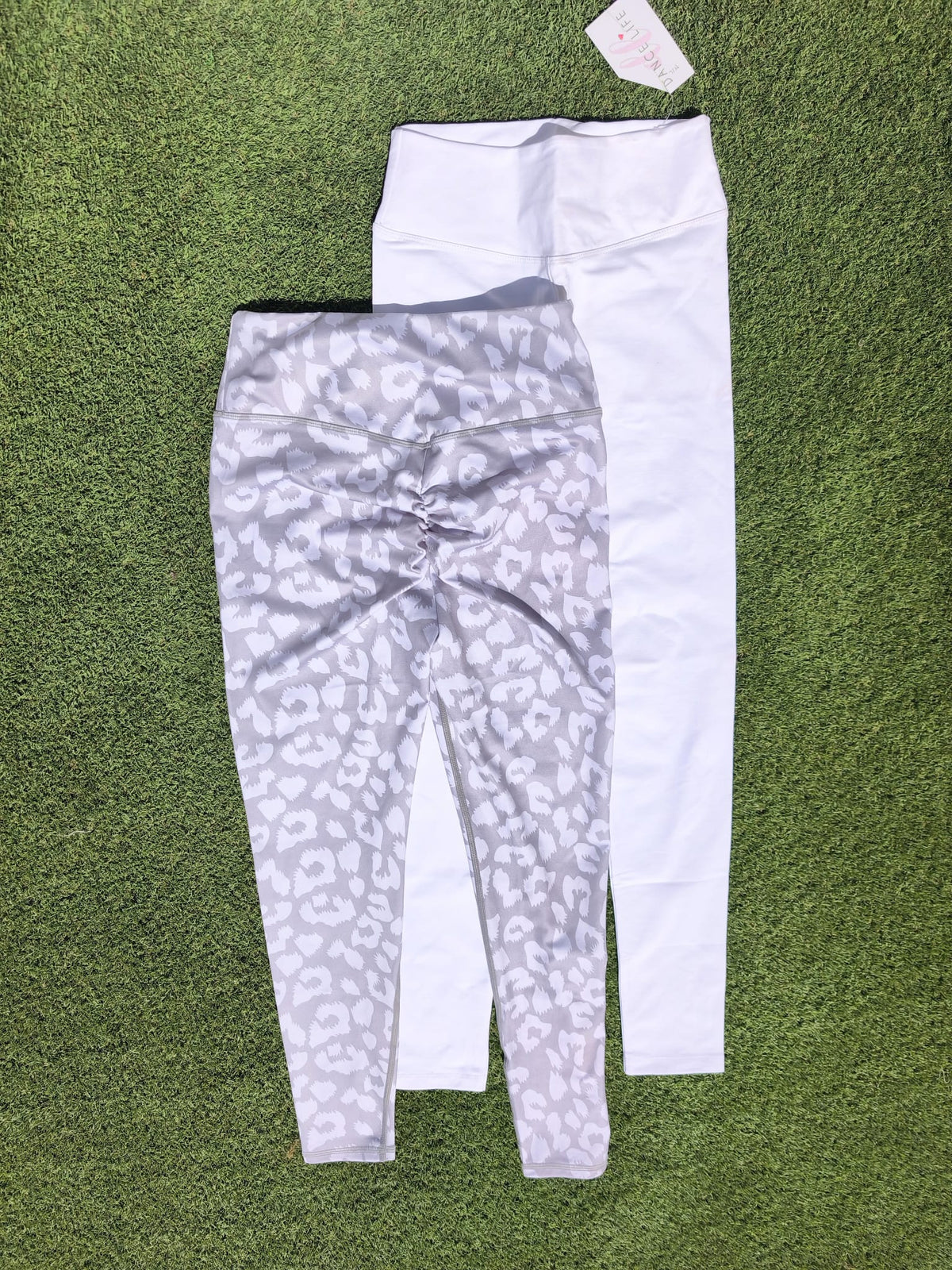 Only size M/L - Pack Animal and White